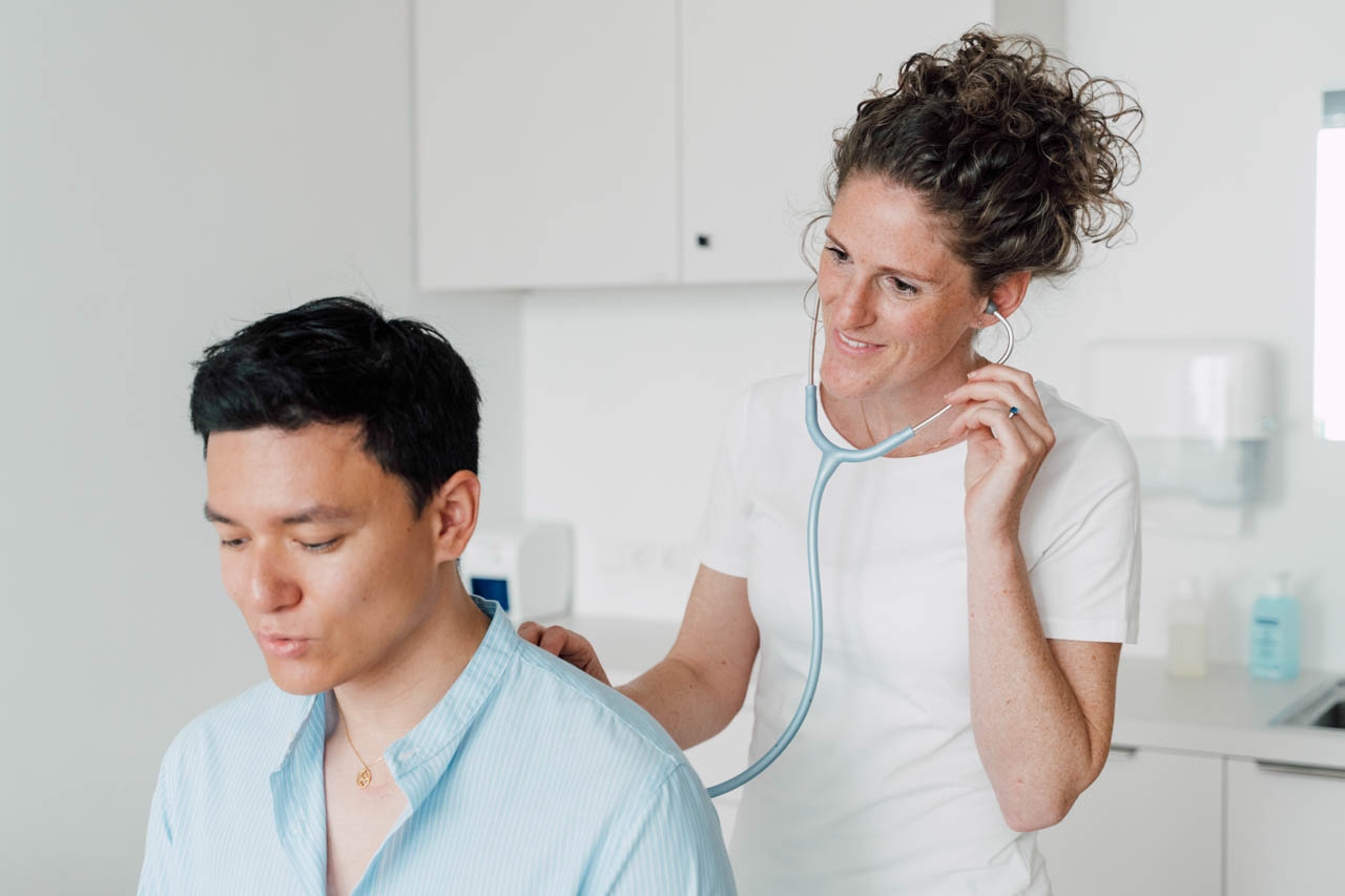 Dr. Marina Mamayda bei der Untersuchung einer Patientin