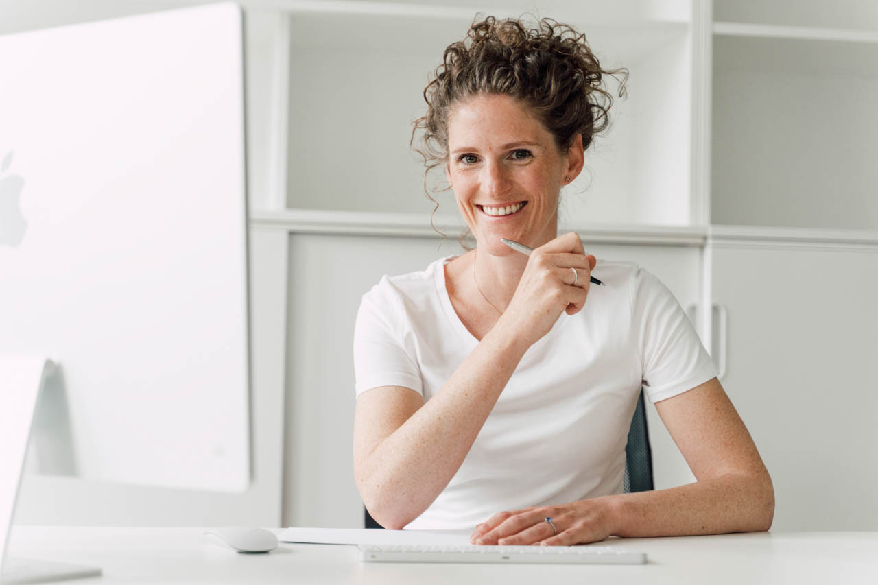 Dr. Marina Mamayda, Ärztin für Allgemeinmedizin in Wien, an ihrem Schreibtisch